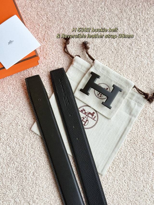 P200 Black Warrior H 5382. Featuring exquisite hardware and imported black Togo
