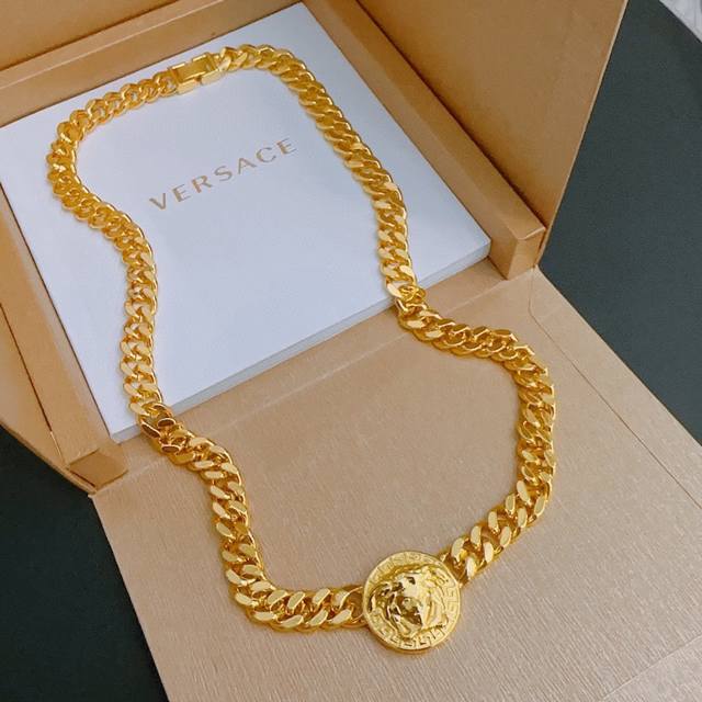 P150 High-quality Versace necklace with Medusa head, original quality, new style