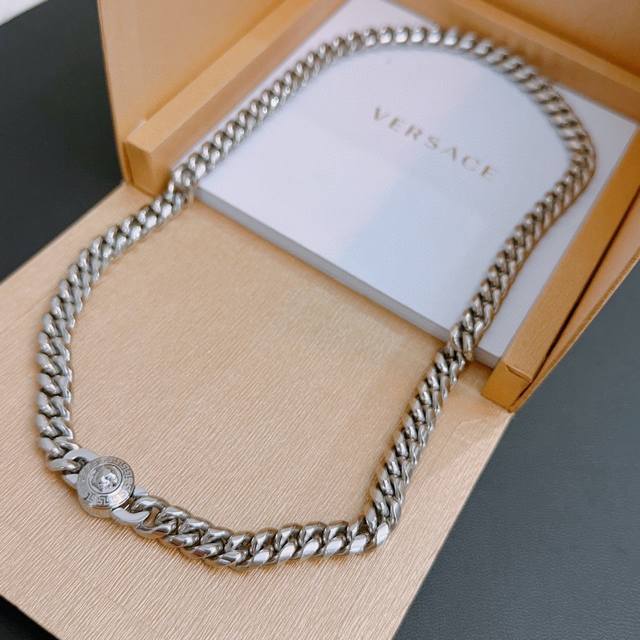 P160 High-quality Versace necklace with Medusa head, original single-piece, new