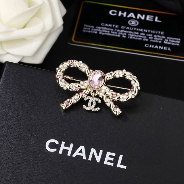 P70 小香 Chanel 秋冬系列 钻石 粉色双C胸针 别有心机设计的一款 超级完美 时髦元素添加