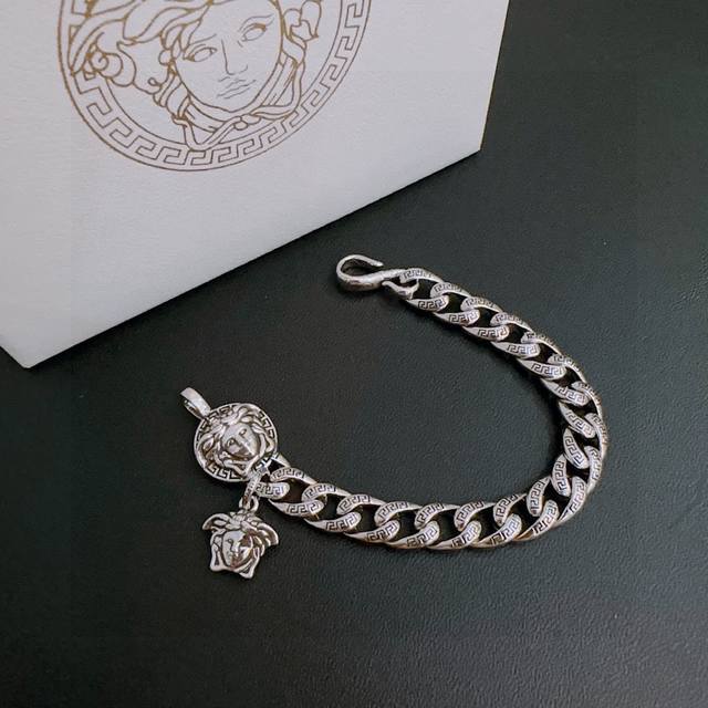 P200 High-quality Versace Medusa head bracelet, original single-piece, new count