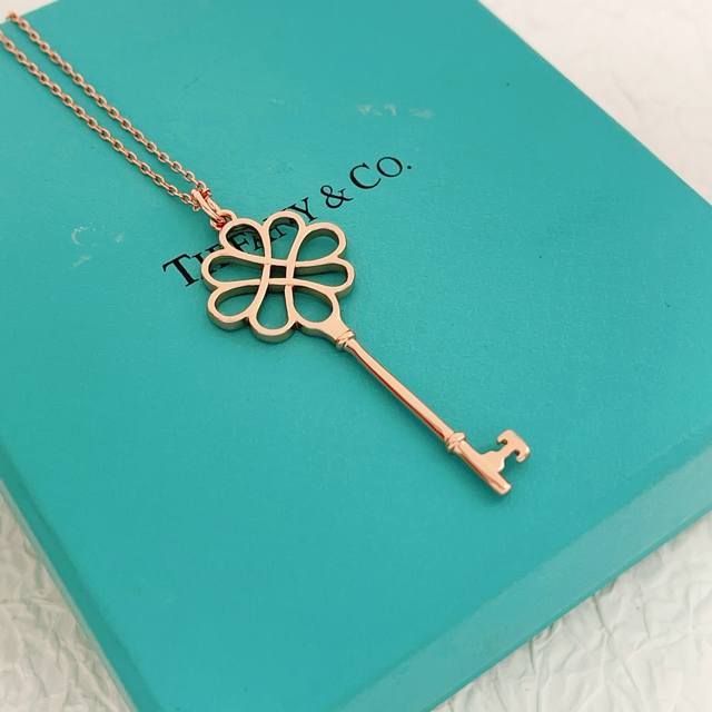 P80Tx162 Tiffany's latest rose gold polished key necklace, made of the same bras P80Tx162 Tiffany's latest rose gold polished key necklace, made of the same bras