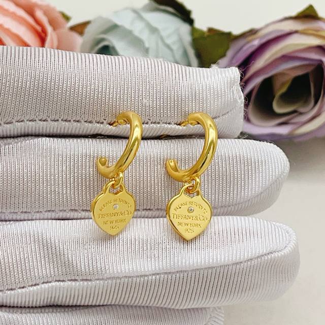 P80Te082 Tiffany's latest gold-tone polished single diamond heart earrings, made P80Te082 Tiffany's latest gold-tone polished single diamond heart earrings, made