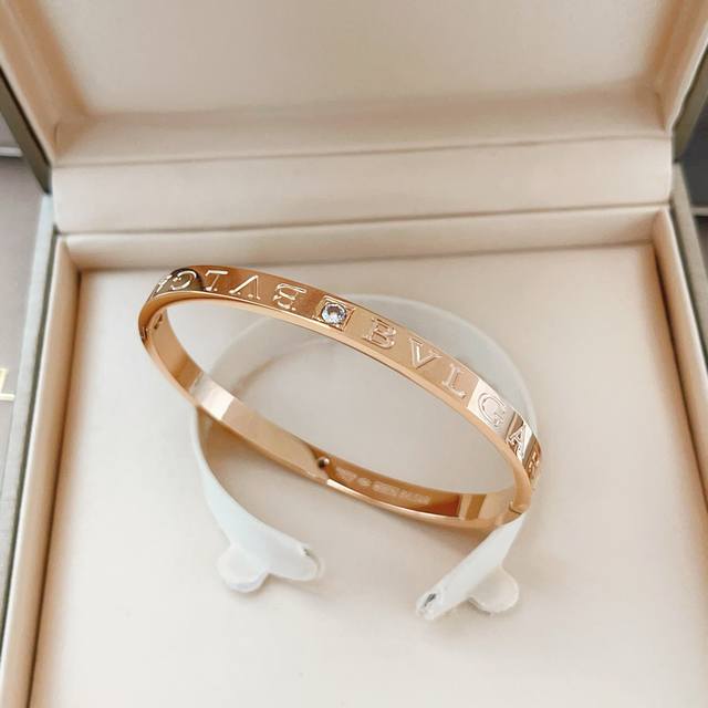 P80Bz008 Size, one size fits all. Bvlgari's latest rose gold double diamond lett P80Bz008 Size, one size fits all. Bvlgari's latest rose gold double diamond lett