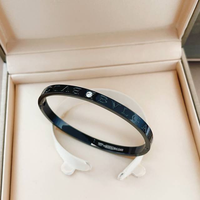 P80Bz007 Size, one size fits all. Bvlgari's latest black double diamond letter b P80Bz007 Size, one size fits all. Bvlgari's latest black double diamond letter b