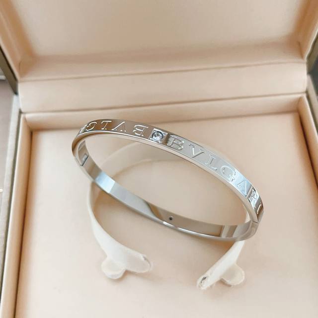 P80Bz006 Size, one size fits all. Bvlgari's latest silver double diamond letter P80Bz006 Size, one size fits all. Bvlgari's latest silver double diamond letter