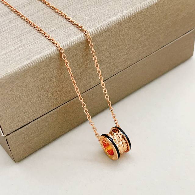 P90Bx114 Bvlgari's latest rose gold studded spring necklace with black trim, mad P90Bx114 Bvlgari's latest rose gold studded spring necklace with black trim, mad