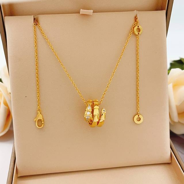 P80Bx066 Bvlgari's latest snakehead diamond-encrusted rose gold necklace is made P80Bx066 Bvlgari's latest snakehead diamond-encrusted rose gold necklace is made