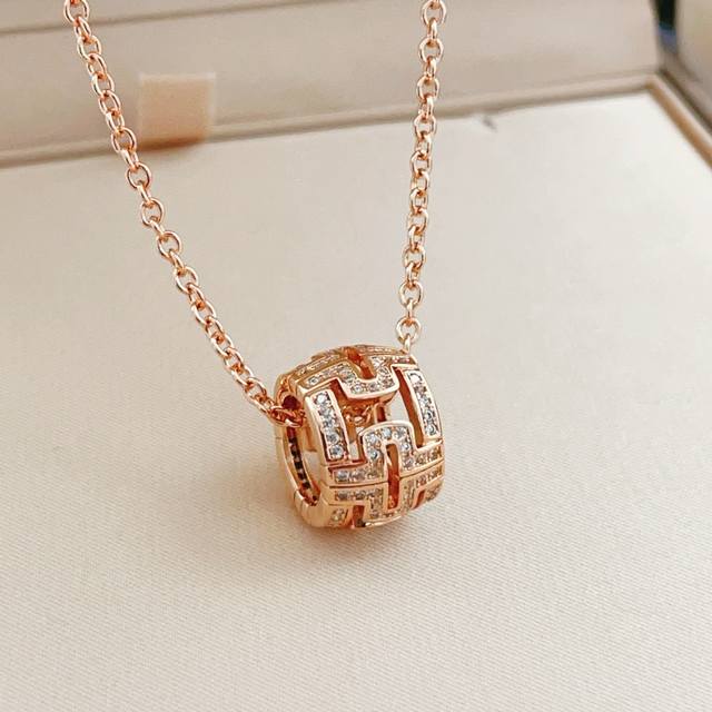 P80Bx065 Bvlgari's latest rose gold paperclip necklace, made of the same brass m P80Bx065 Bvlgari's latest rose gold paperclip necklace, made of the same brass m