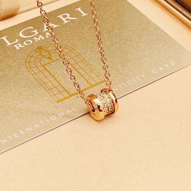 P80Bx007 Bvlgari's latest rose gold diamond-encrusted spring necklace, made of t P80Bx007 Bvlgari's latest rose gold diamond-encrusted spring necklace, made of t