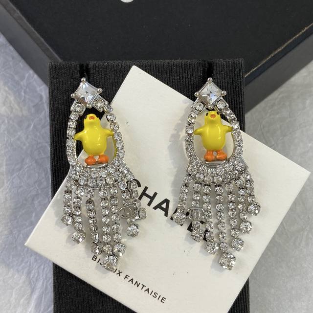 Xe1079 P100 Cherry Necklace Earrings with Double C Tassels and Little Yellow Chi