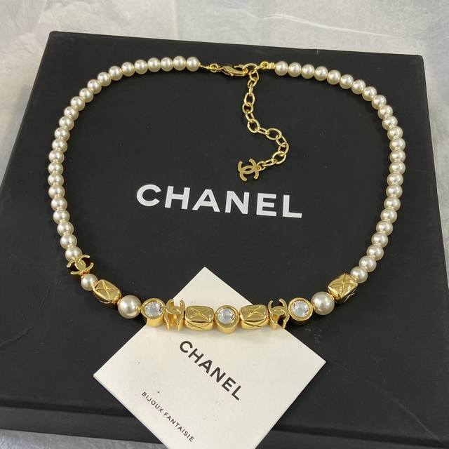 Xx0582 P110 Ch Nel Chanel Square Diamond Pattern Necklace Chanel's double C logo