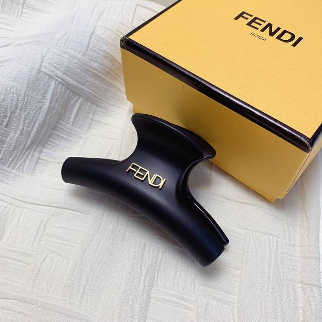 Fendi Hair Clip Simple Letter Matte Claw Clip Elegant and Versatile Everyday Ess