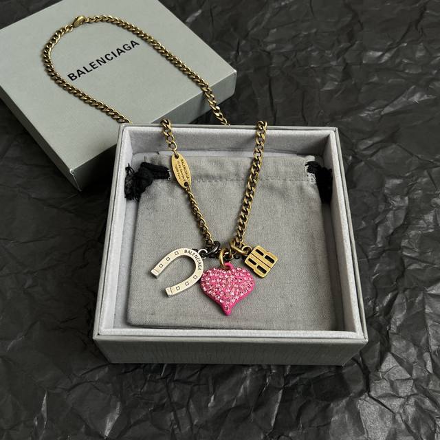 P140 New Balenciaga necklace, simple and elegant, with a rich, high-end gold fin
