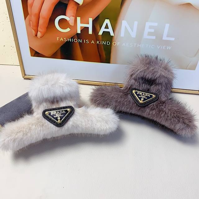 Prada hair clip Rabbit fur triangle claw clip, elegant and versatile, perfect fo