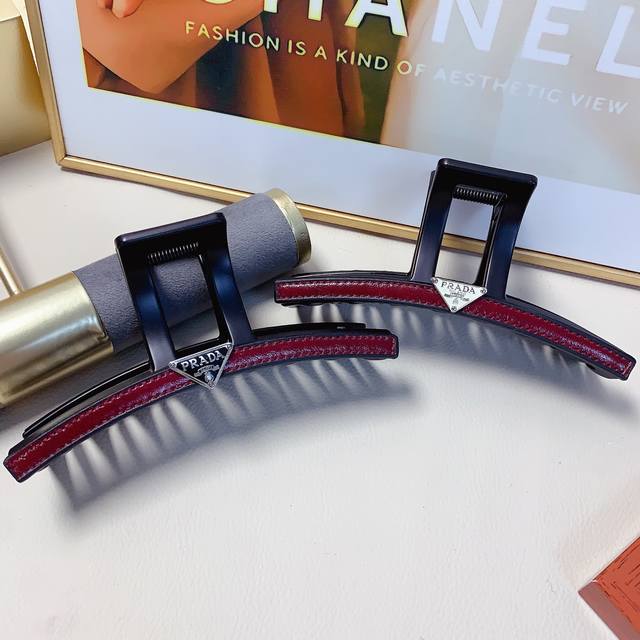 Prada hair clip Leather claw clip, elegant and versatile, perfect for everyday w
