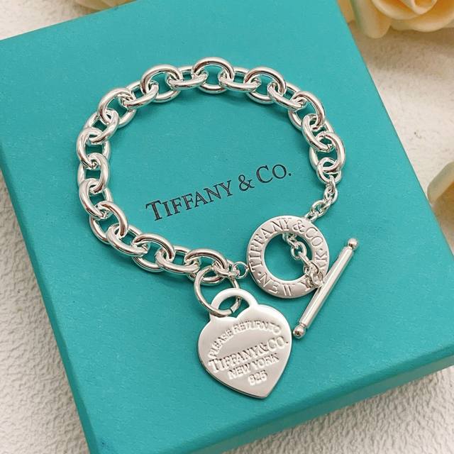 P80Ts024 Tiffany's latest silver polished peach-shaped bracelet, made of the sam P80Ts024 Tiffany's latest silver polished peach-shaped bracelet, made of the sam