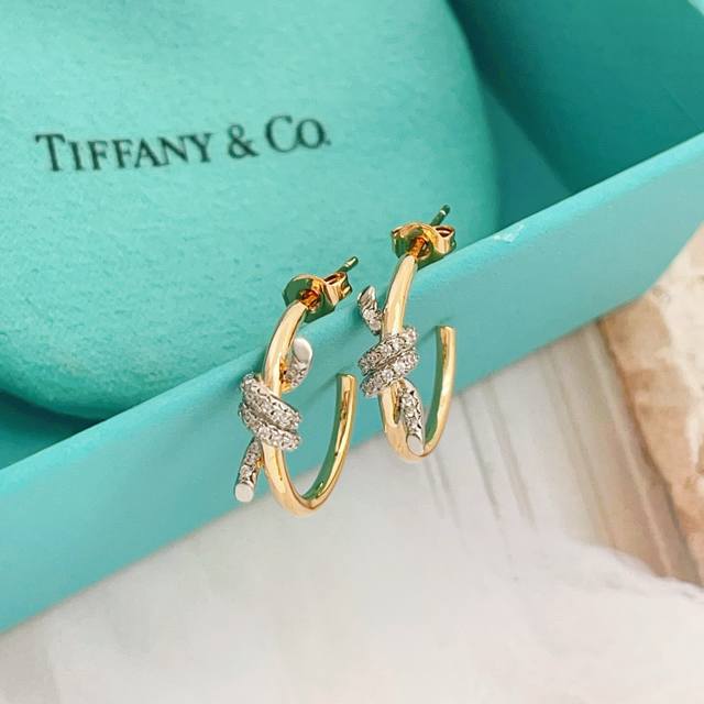 P80Te036 Tiffany's latest gold-tone diamond-encrusted rope knot earrings, made o P80Te036 Tiffany's latest gold-tone diamond-encrusted rope knot earrings, made o