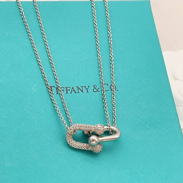 P80Tx153 Tiffany's latest silver diamond-encrusted double U necklace, made of th P80Tx153 Tiffany's latest silver diamond-encrusted double U necklace, made of th