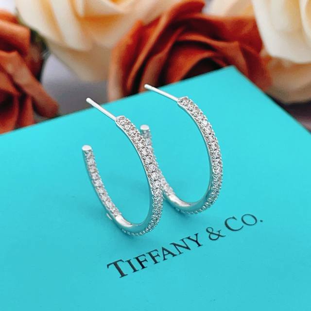 P80Te039 Tiffany's latest silver diamond-encrusted round stud earrings, made of P80Te039 Tiffany's latest silver diamond-encrusted round stud earrings, made of