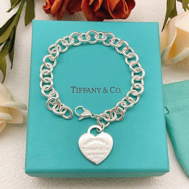 P80Ts026 Tiffany's latest silver polished peach-shaped bracelet, made of the sam P80Ts026 Tiffany's latest silver polished peach-shaped bracelet, made of the sam