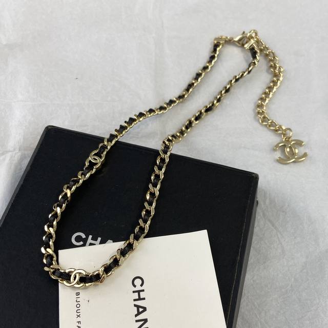 Xx0550 P90 Fragrance-style leather chain short C-shaped necklace, light gold/gol