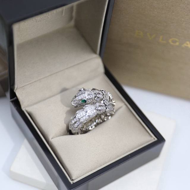 Serpenti Ring P100 Bvlgari Serpenti Ring. This ring pays homage to the Serpenti Serpenti Ring P100 Bvlgari Serpenti Ring. This ring pays homage to the Serpenti