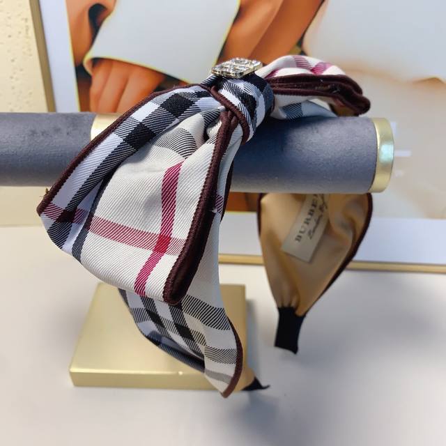 Burberry Headband Classic plaid logo headband, a must-have for any elegant and s Burberry Headband Classic plaid logo headband, a must-have for any elegant and s