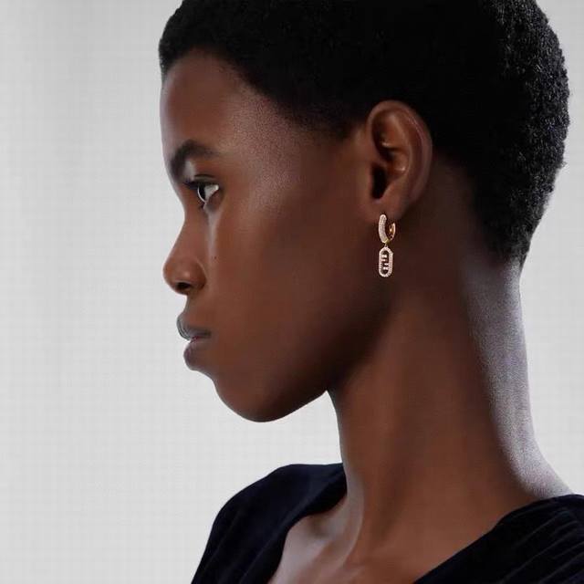 P100 New Fendi earrings, high-end custom design, a hot new style. Simple and ele