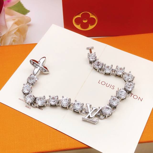 P100, serial number Lsl0060, Lv* latest diamond silver bracelet, consistent with