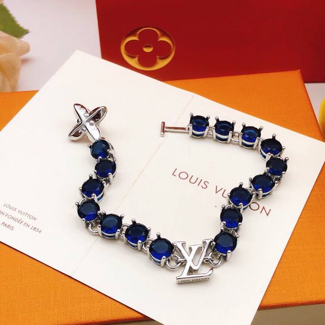 P100, serial number Lsl0059, Lv* latest style blue diamond bracelet, consistent