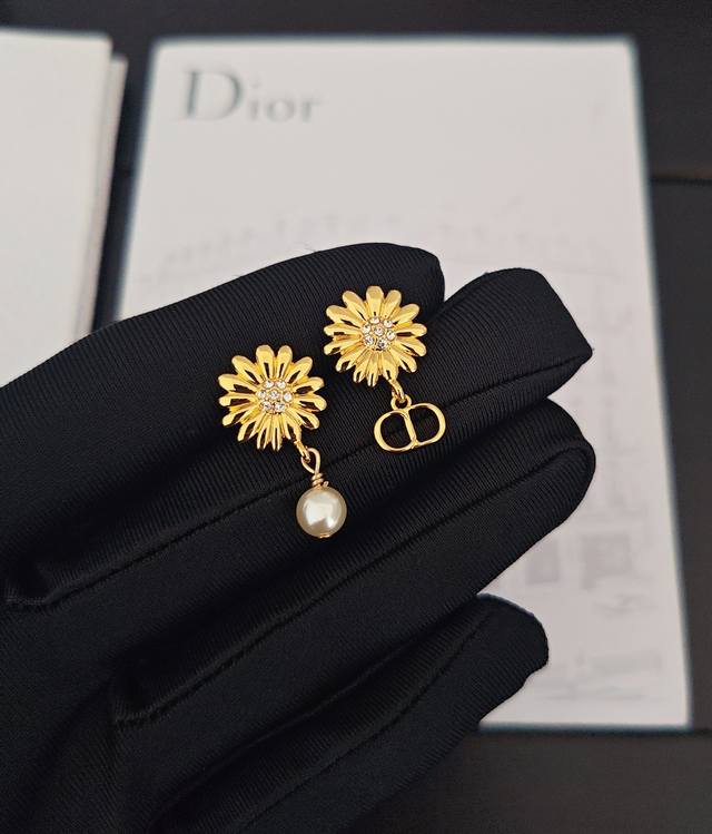 P70 Daor latest style smooth sunflower asymmetrical earrings, consistent with ba