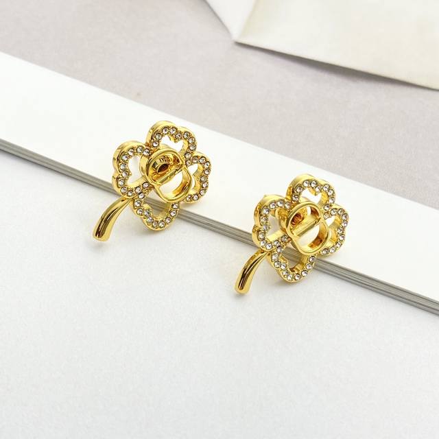 Today's New Arrival Code E3400 P70 Dior earrings, a hot-selling style, now avail Today's New Arrival Code E3400 P70 Dior earrings, a hot-selling style, now avail