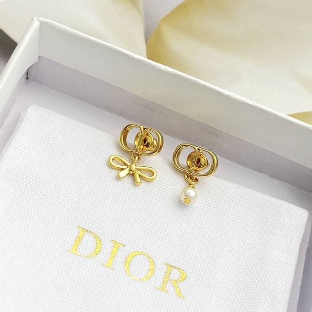 Today's New Arrival Code E3398 P70 Dior earrings, a hot-selling style, now avail Today's New Arrival Code E3398 P70 Dior earrings, a hot-selling style, now avail