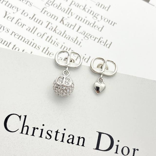 Today's New Arrival Code E3396 P70 Dior earrings, a hot-selling style, now avail Today's New Arrival Code E3396 P70 Dior earrings, a hot-selling style, now avail