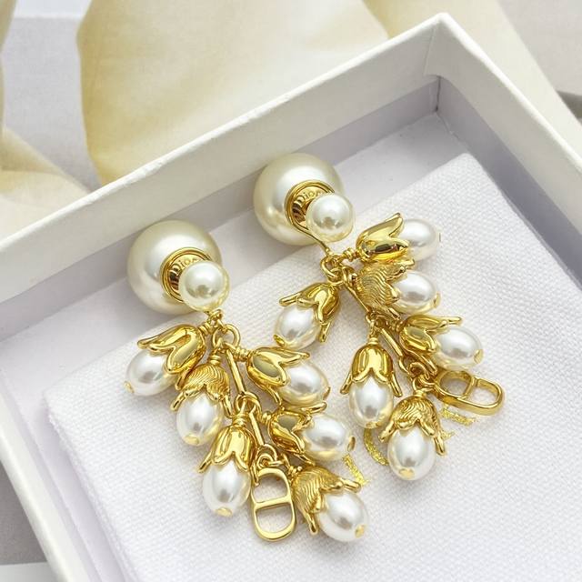 Today's New Arrival Code E3399 P140 Dior earrings, a hot-selling style, now avai Today's New Arrival Code E3399 P140 Dior earrings, a hot-selling style, now avai