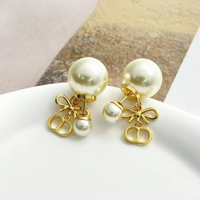 Today's New Arrival Code E3401 P80 Dior earrings, a hot-selling style, now avail Today's New Arrival Code E3401 P80 Dior earrings, a hot-selling style, now avail