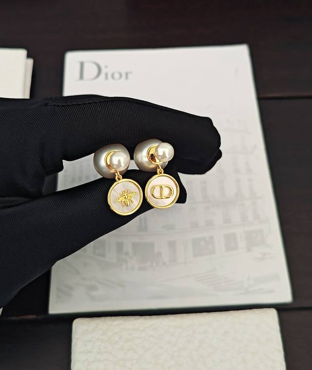 P70 Daor latest style round pearl earrings, consistent with batch Z, brass mater