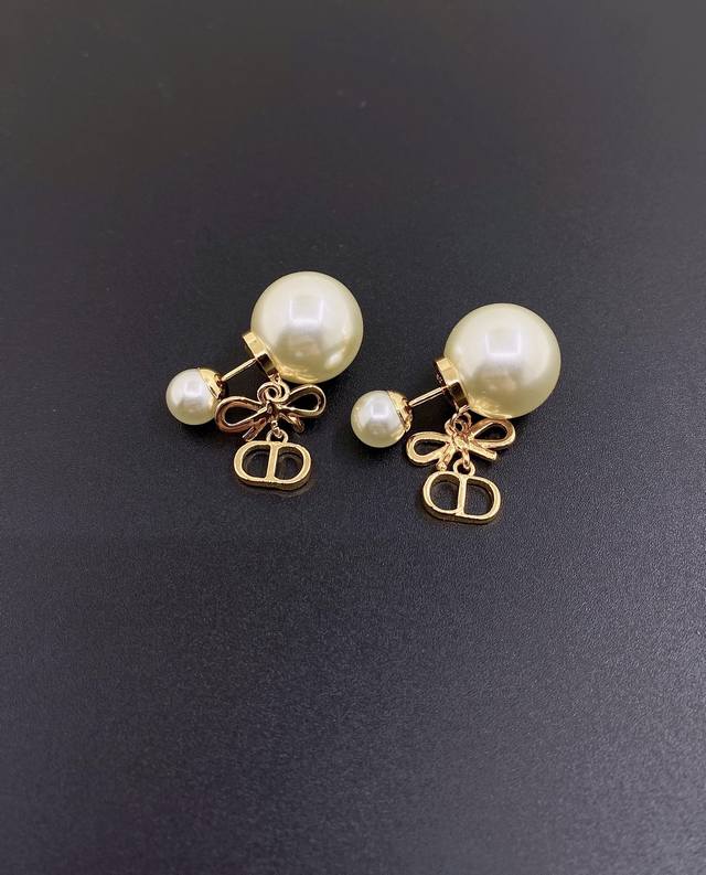 P70 Daor latest style gold-colored pearl bow earrings, consistent with batch Z,