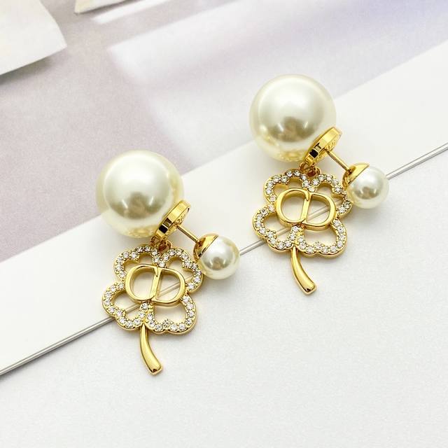 Today's New Arrival Code E3393 P80 Dior earrings, a hot-selling style, now avail Today's New Arrival Code E3393 P80 Dior earrings, a hot-selling style, now avail