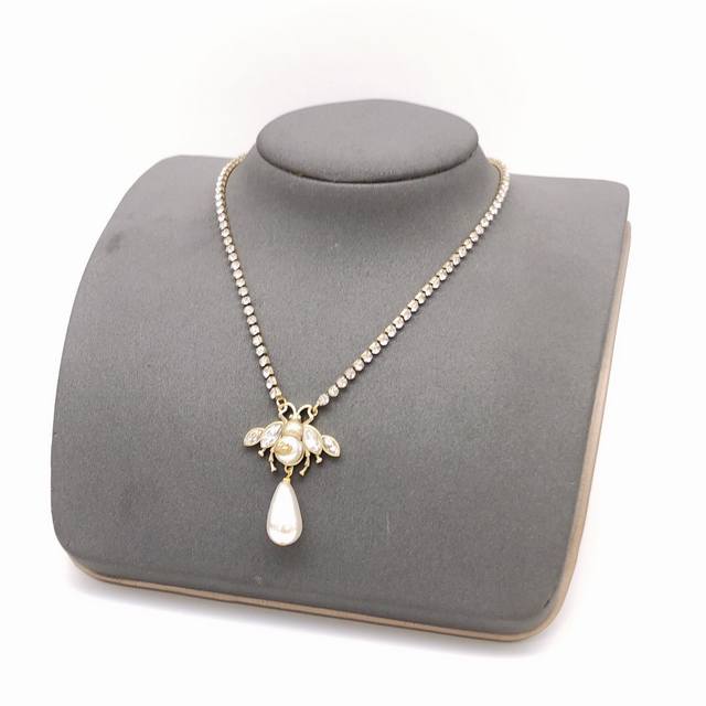 P70, serial number Gxl0063, Gucc* latest bee necklace, consistent with batch Z b