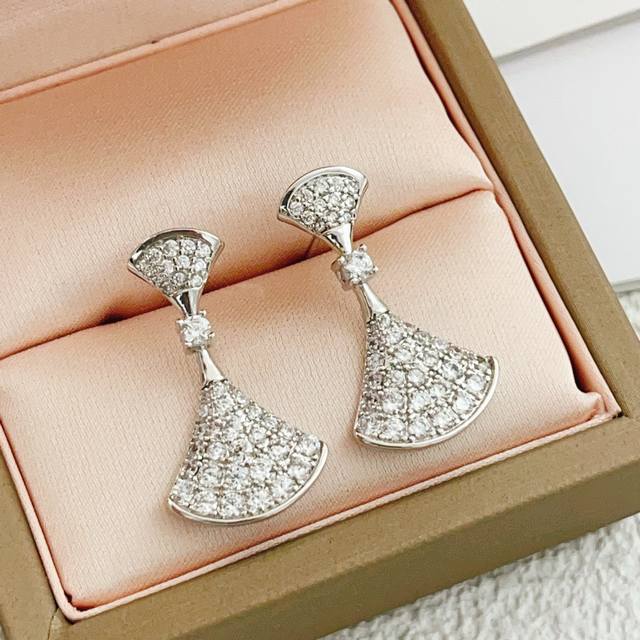 P80 Bvlgari's latest silver starry fan earrings, made of the same Z batch brass P80 Bvlgari's latest silver starry fan earrings, made of the same Z batch brass