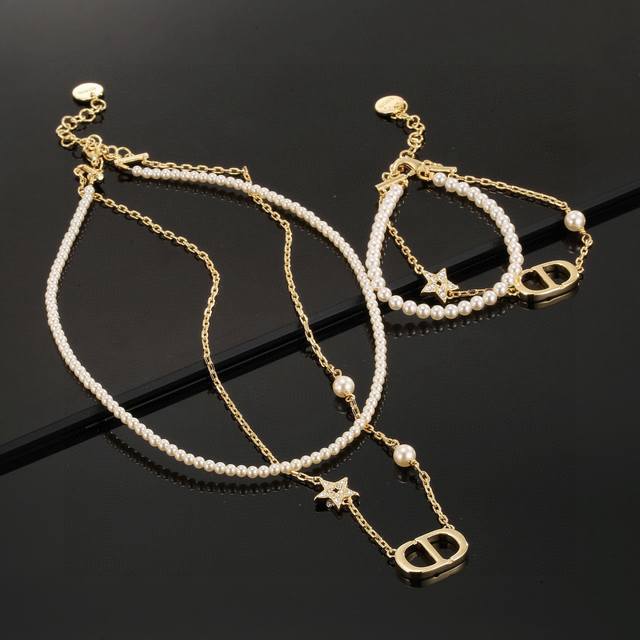 This Dior bracelet and necklace is exquisite and elegant. The gold-plated metal This Dior bracelet and necklace is exquisite and elegant. The gold-plated metal
