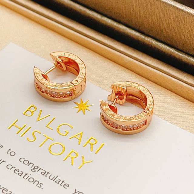 P90 Bvlgari's latest rose gold round diamond-encrusted stud earrings, made of th P90 Bvlgari's latest rose gold round diamond-encrusted stud earrings, made of th