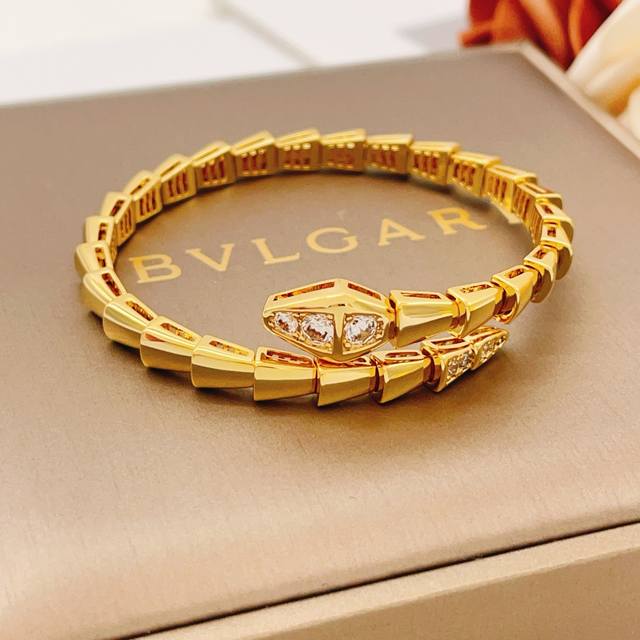 P90 This is the latest gold snake bone bracelet from Bulgari, made of the same Z P90 This is the latest gold snake bone bracelet from Bulgari, made of the same Z