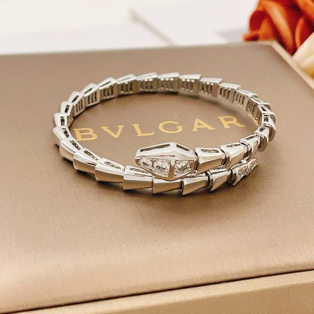 P90 This is the latest silver snake bone bracelet from Bulgari, made of the same P90 This is the latest silver snake bone bracelet from Bulgari, made of the same