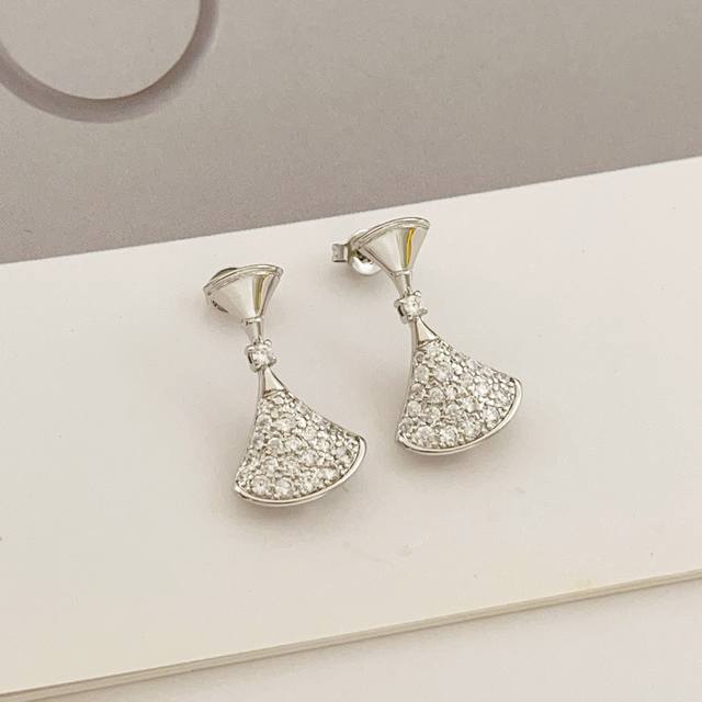 P80 Bvlgari's latest silver rhinestone-encrusted fan earrings, made of the same P80 Bvlgari's latest silver rhinestone-encrusted fan earrings, made of the same