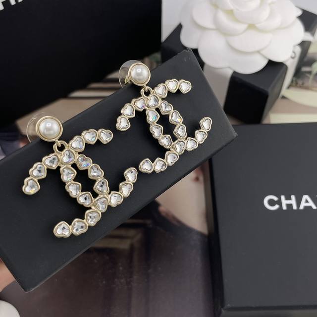 P80 High-quality details as pictured. Large C-shaped heart-shaped diamond earrin