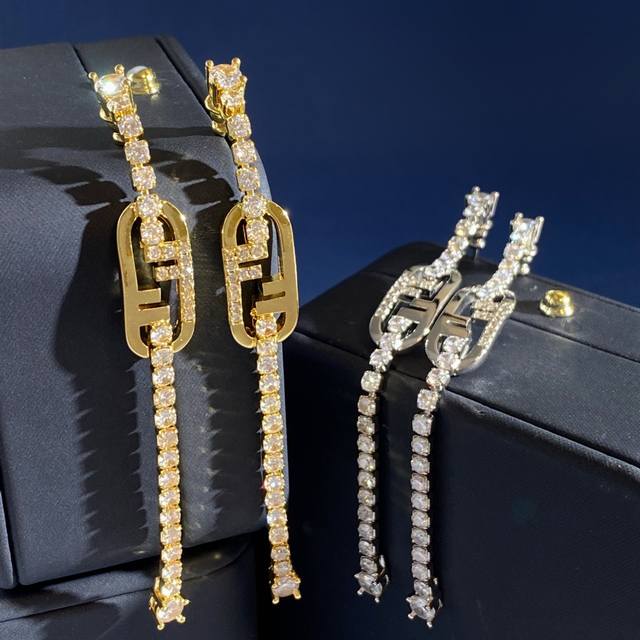 Long, rectangular earrings, Fd92 P70 . Fendi new European and American trendy li