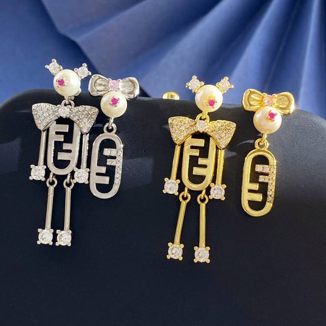Fd92 P80 Fendi personalized fashion creative cartoon cute robot little bow oval